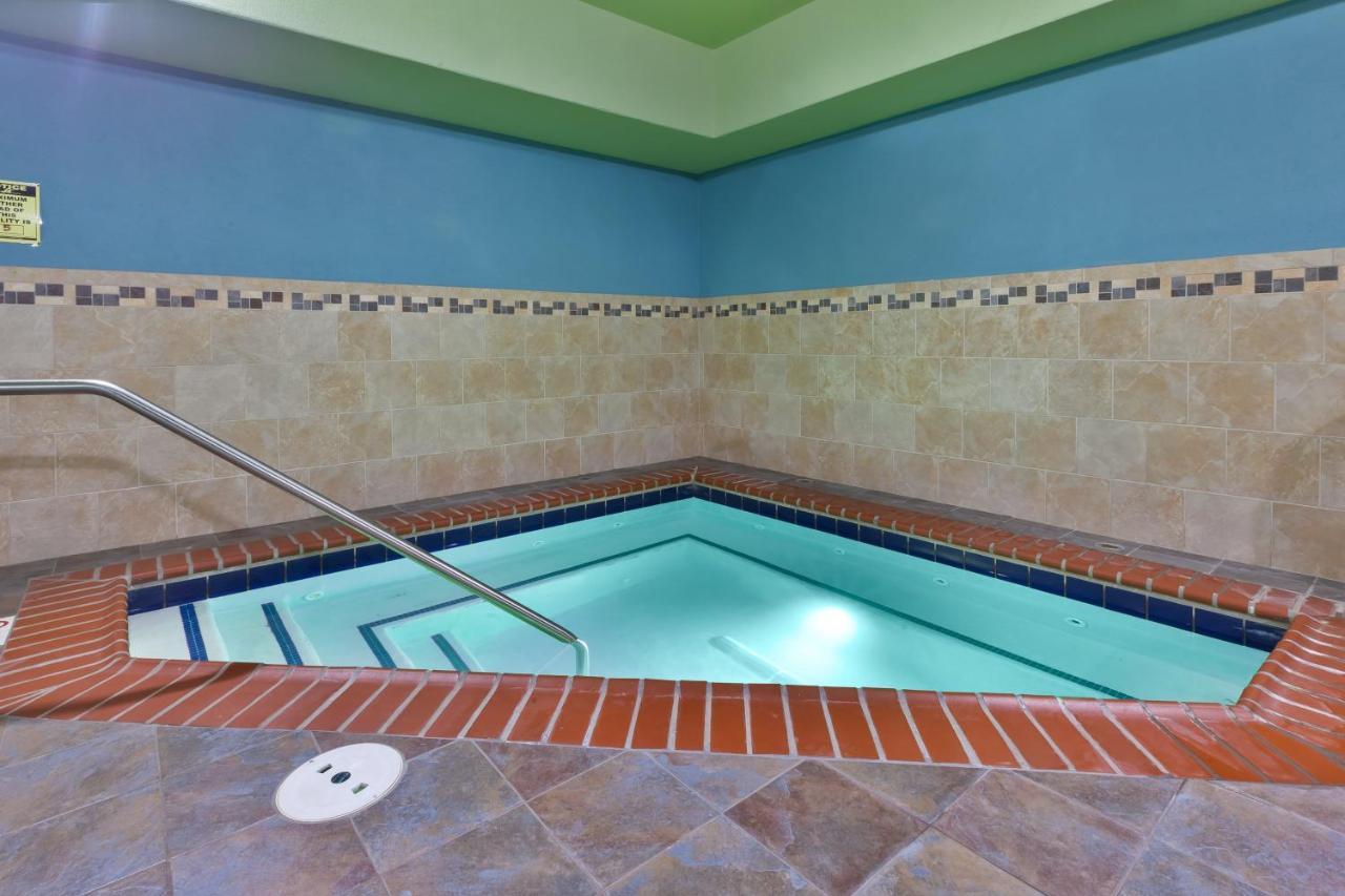 Holiday Inn Express & Suites - Effingham By Ihg Екстериор снимка